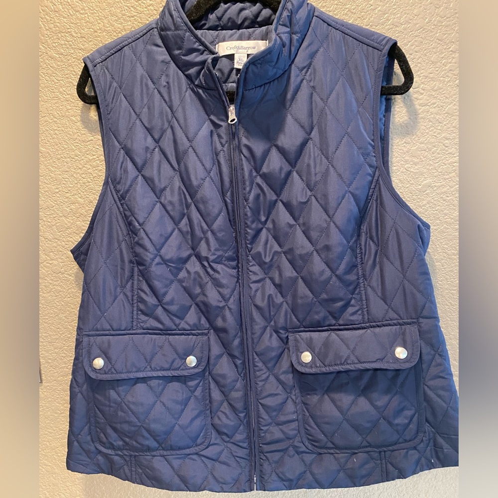 Women’s dark navy blue vest. Front pockets.
